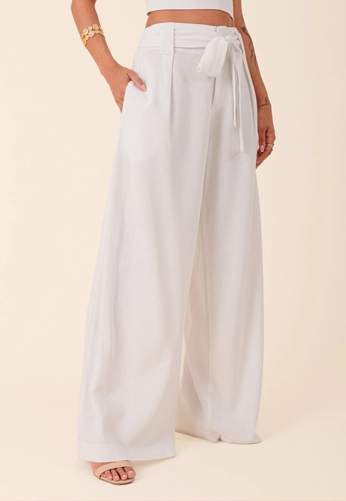Calça Pantalona Com Pregas E Faixa Em Linho