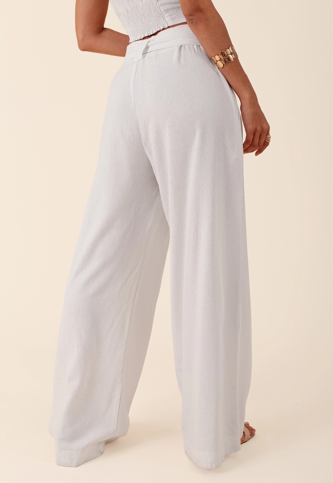 Calça Pantalona Com Pregas E Faixa Em Linho