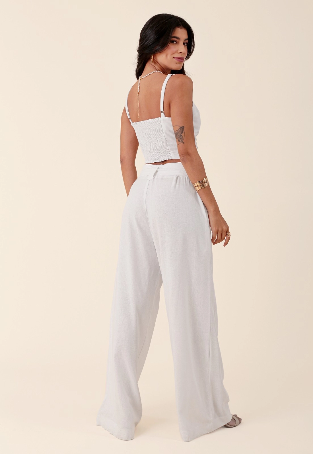 Calça Pantalona Com Pregas E Faixa Em Linho