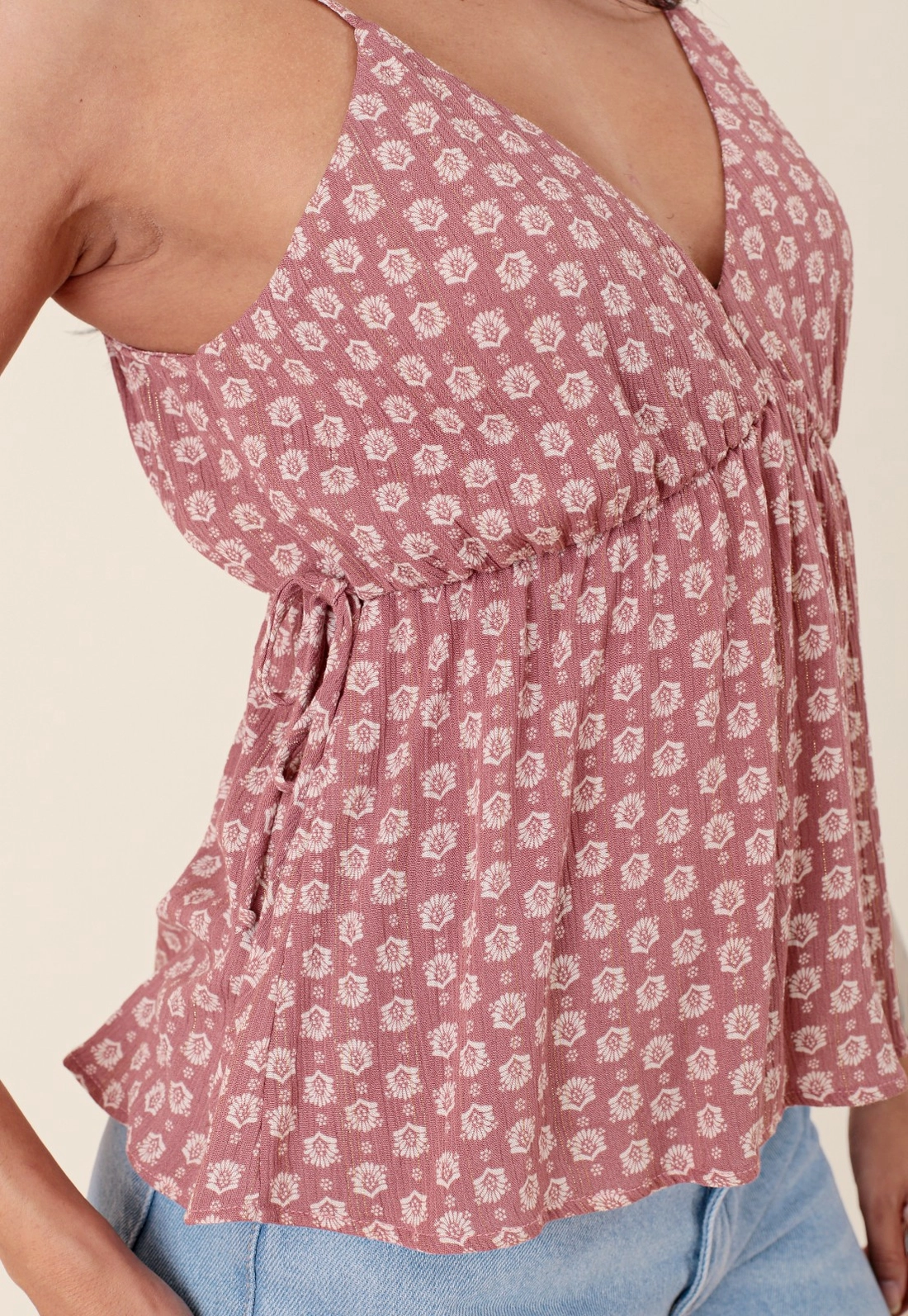 Blusa Em Viscose Boho Flower Com Lurex De Alça Com Decote V