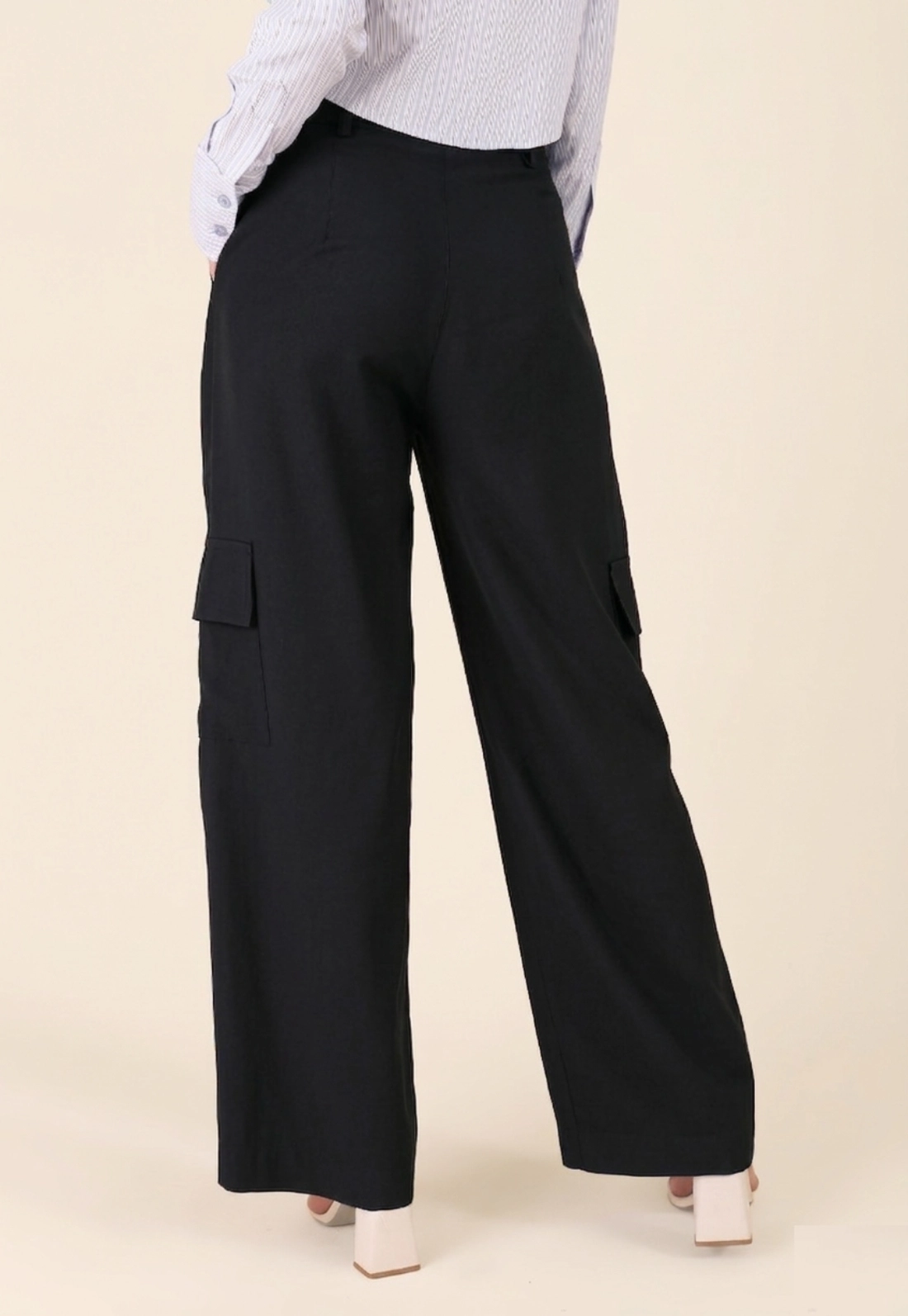 Calça Wide Leg Bolso Cargo Em Alfaiataria