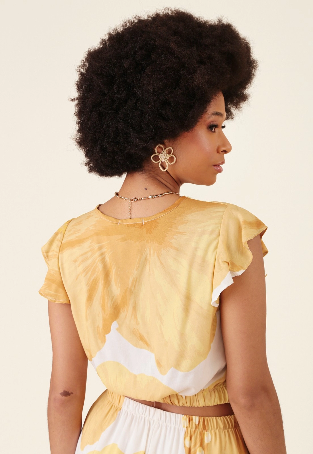 Blusa Cropped Em Viscose Maxi Floral Manga Curta Com Transpasse