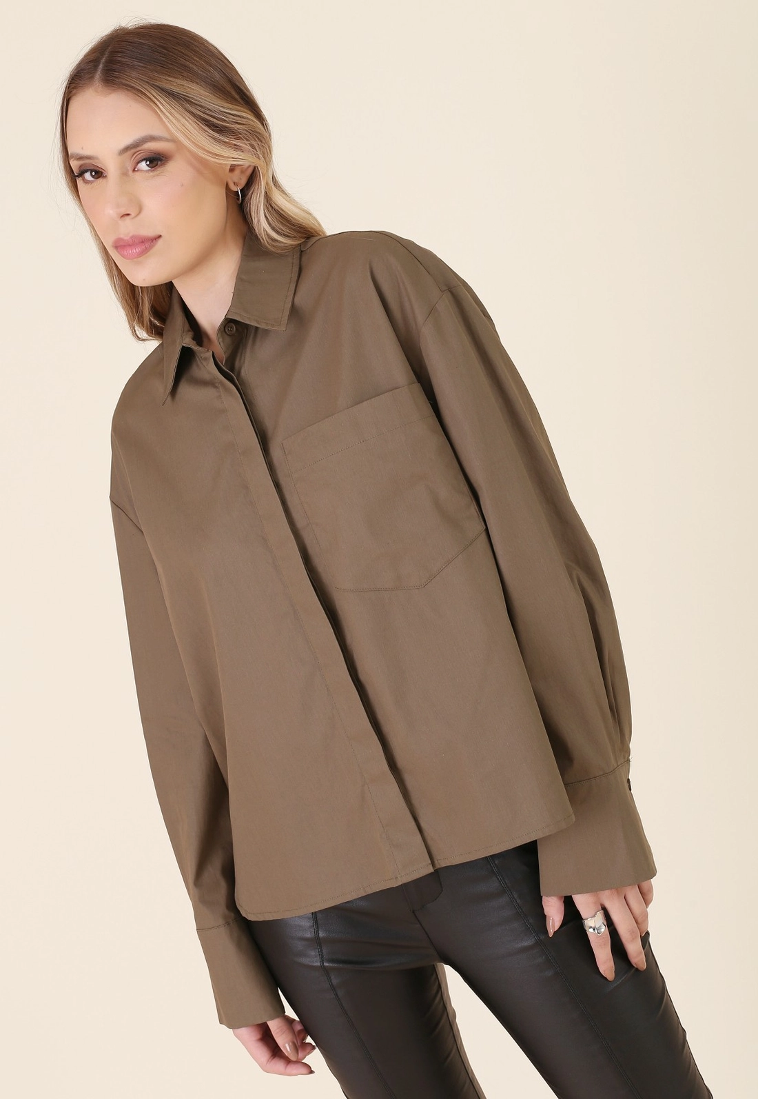 Camisa Tricoline Manga Longa Oversized Com Bolso