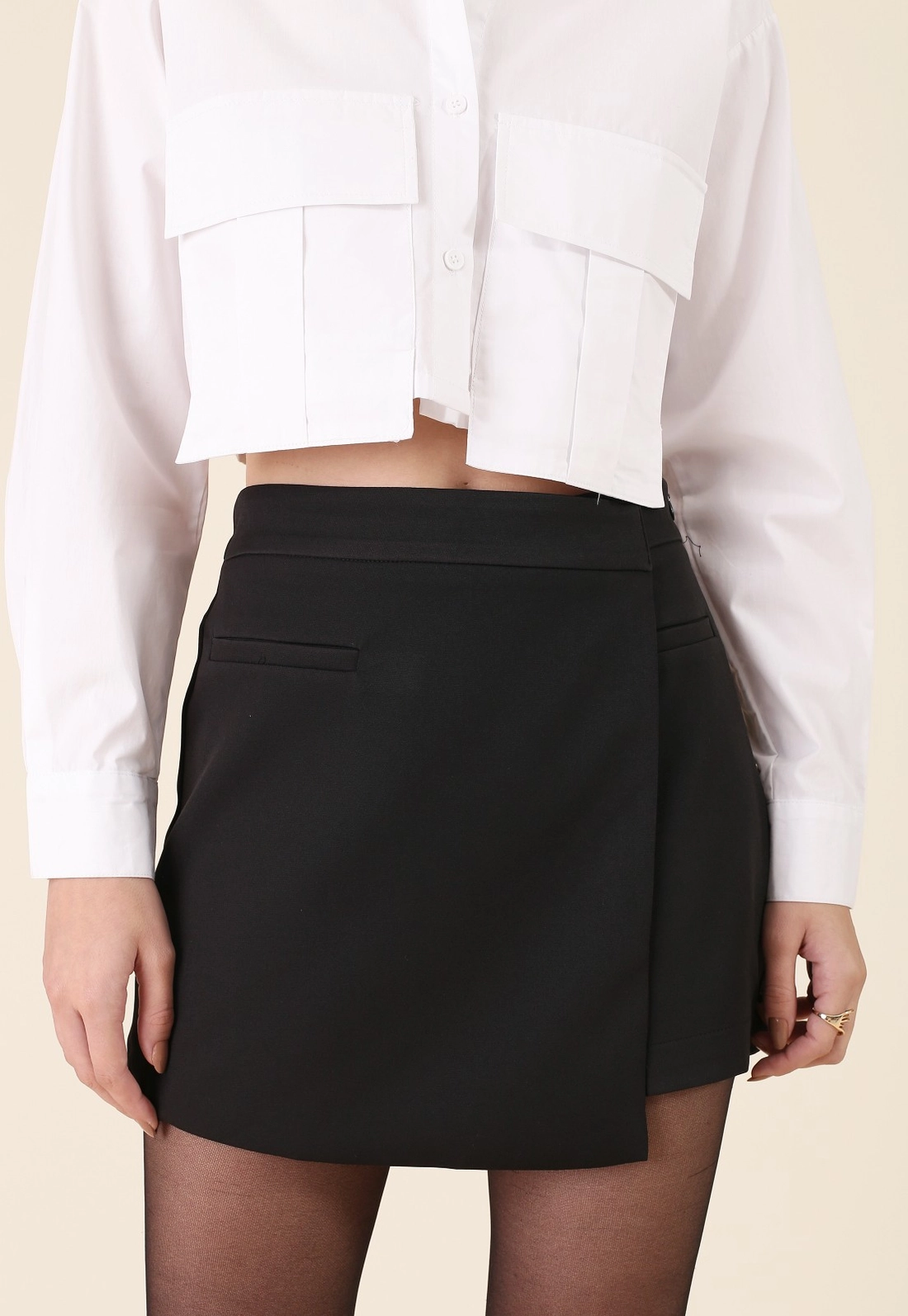 Short Saia Com Transpasse E Recorte Bolso Em Alfaiataria