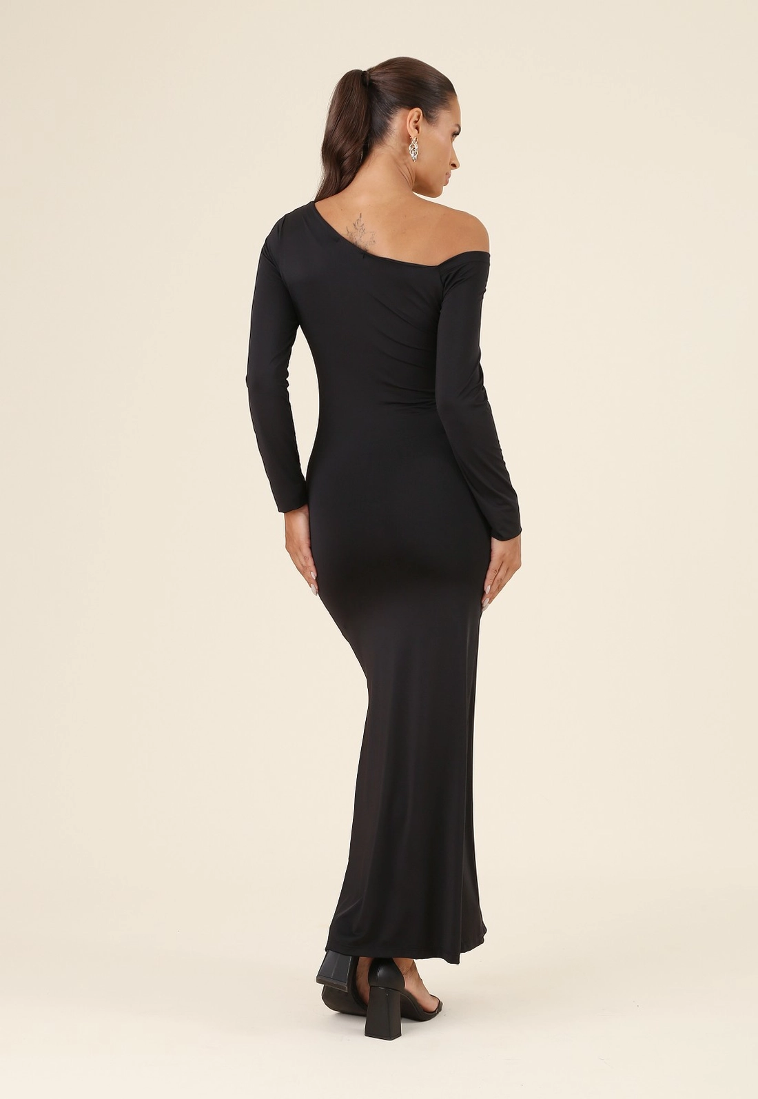Vestido Midi Em Poliamida Decote Assimétrico Manga Longa