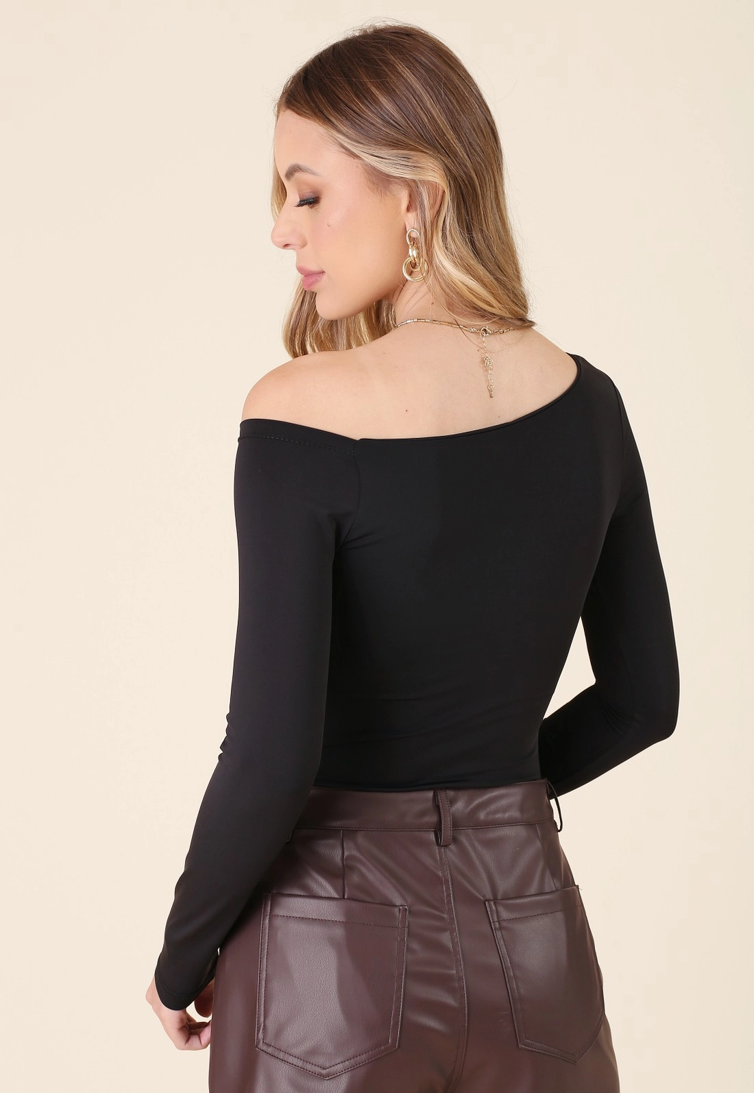 Blusa Em Poliamida Com Decote Assimétrico Manga Longa