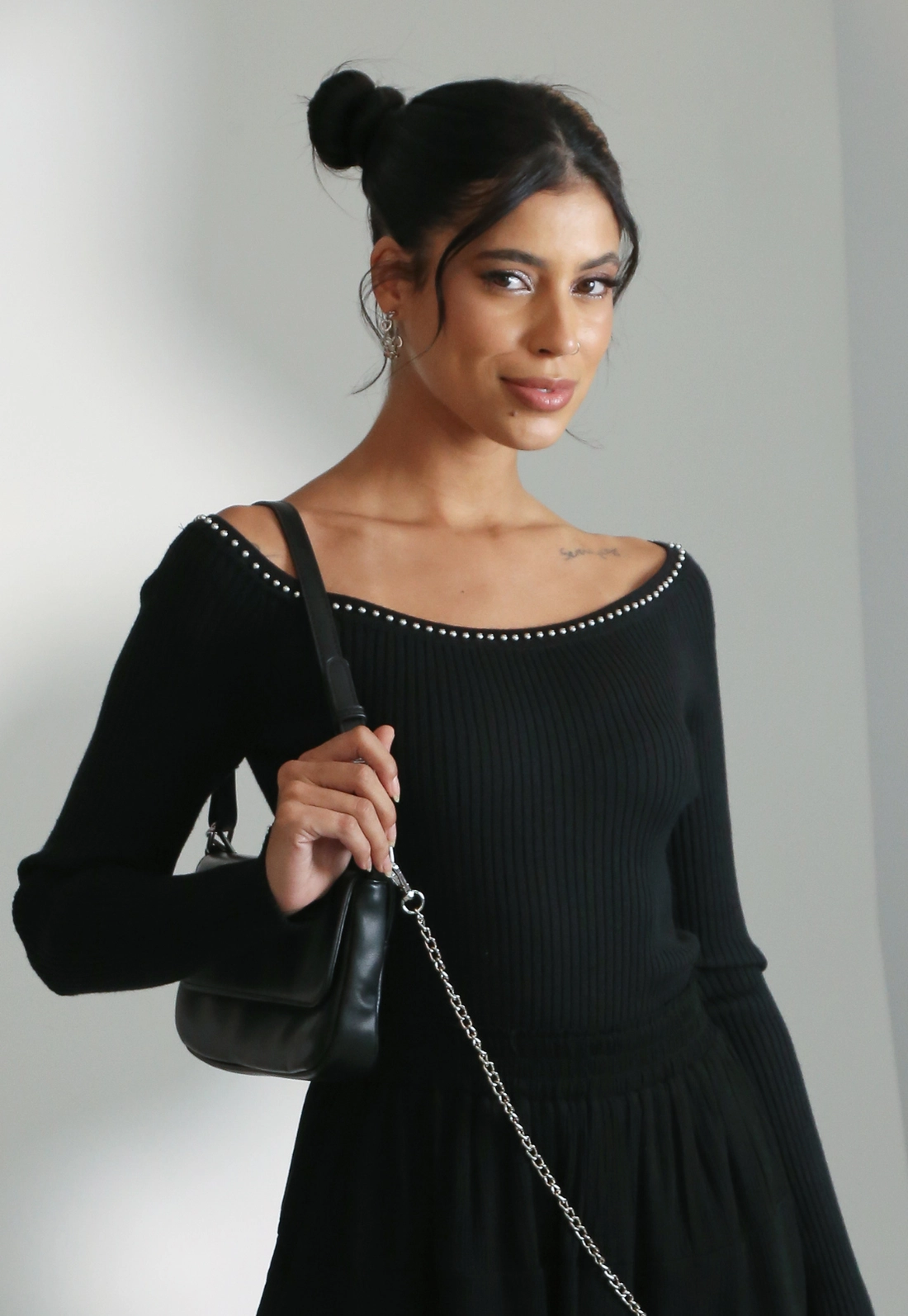 Blusa Ombro A Ombro Com Tachas No Decote