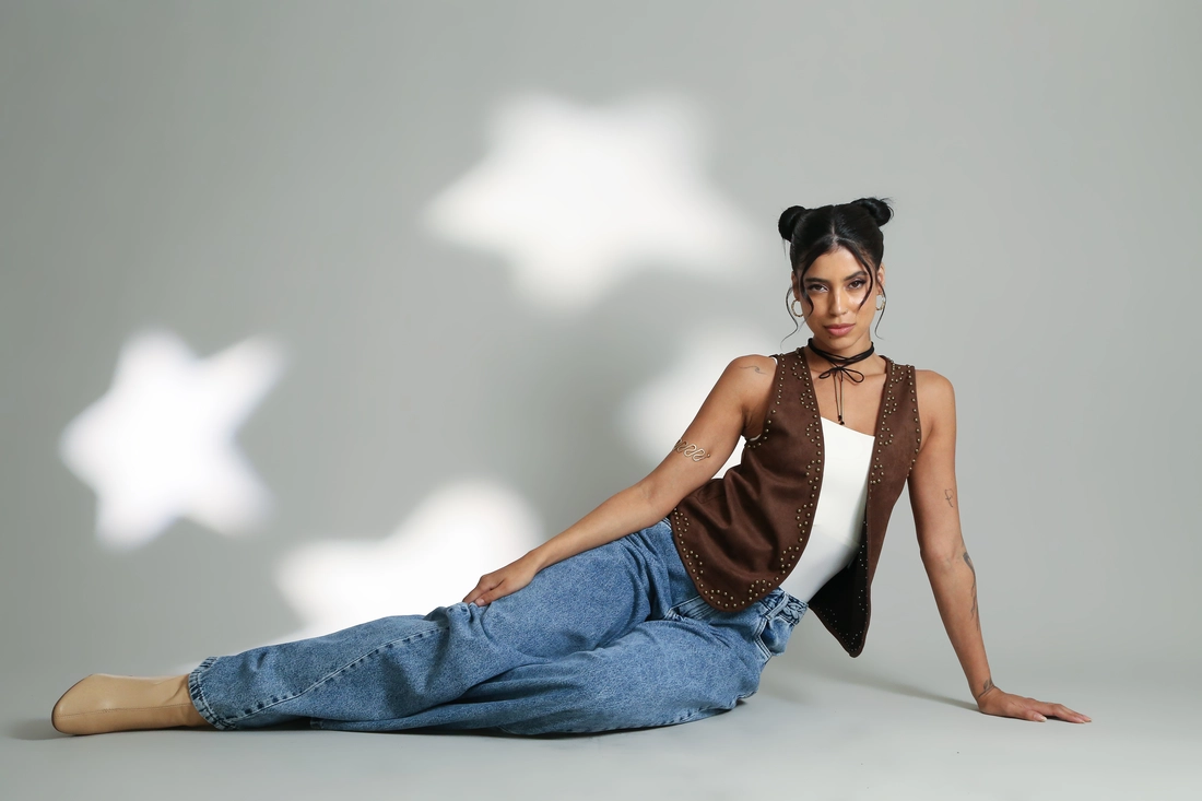 Colete Com Aplicações De Tachas Em Suede