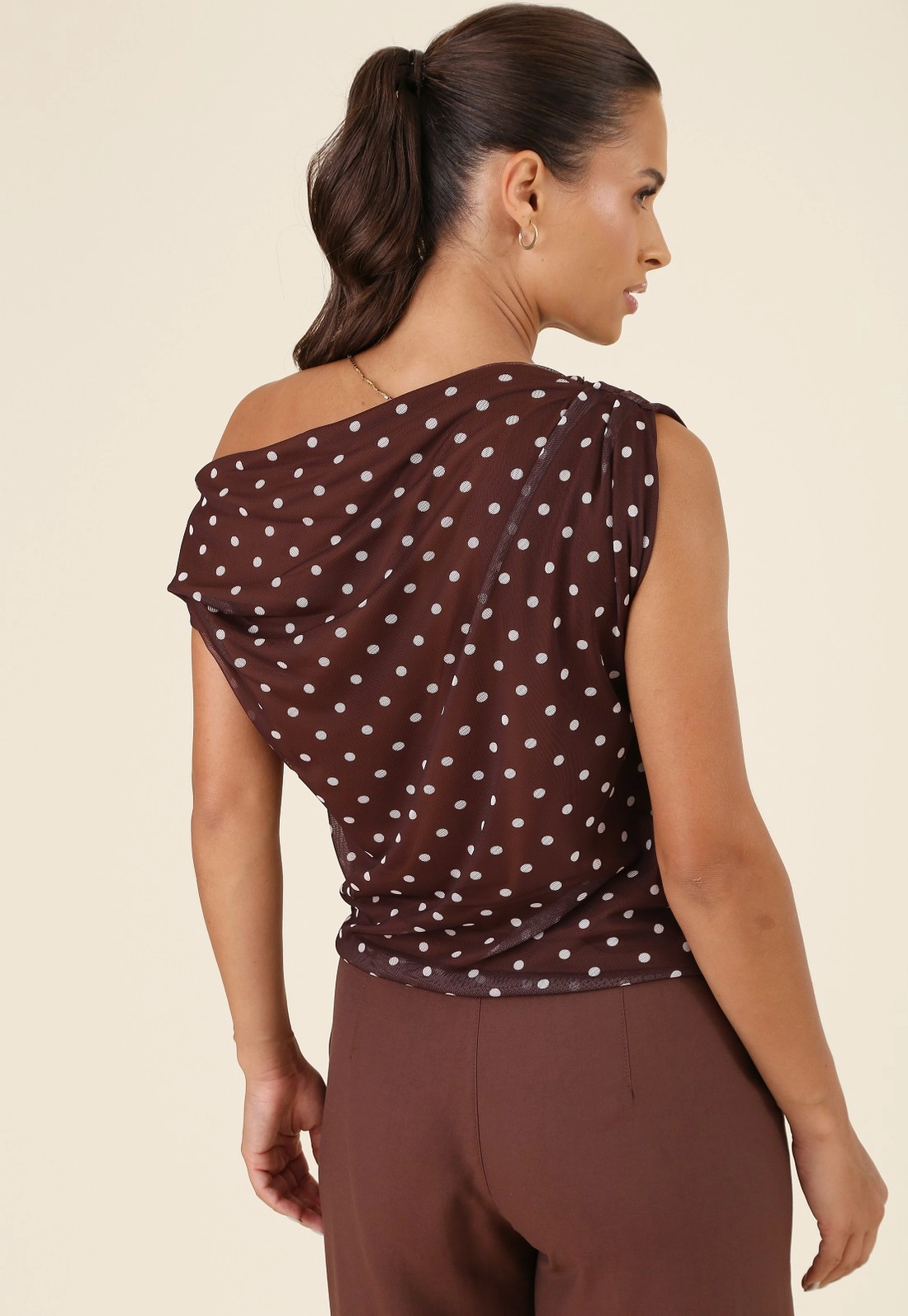 Blusa Em Tule Poá Cocoa Gola Degagê