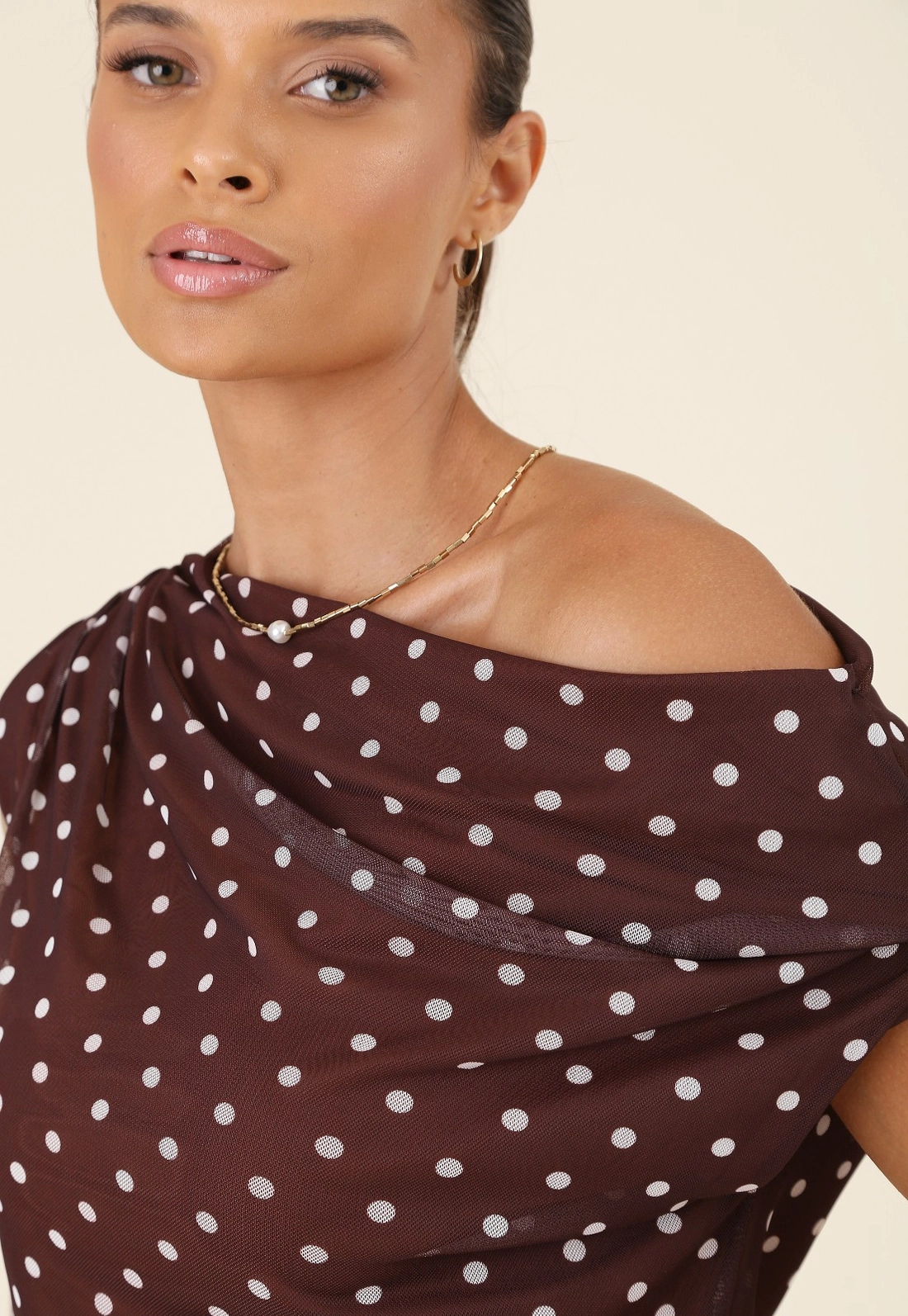 Blusa Em Tule Poá Cocoa Gola Degagê