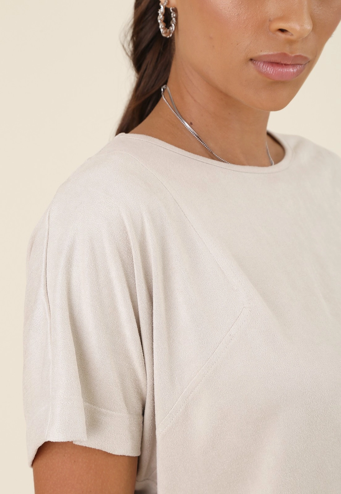 Blusa Manga Curta Em Suede Com Recortes