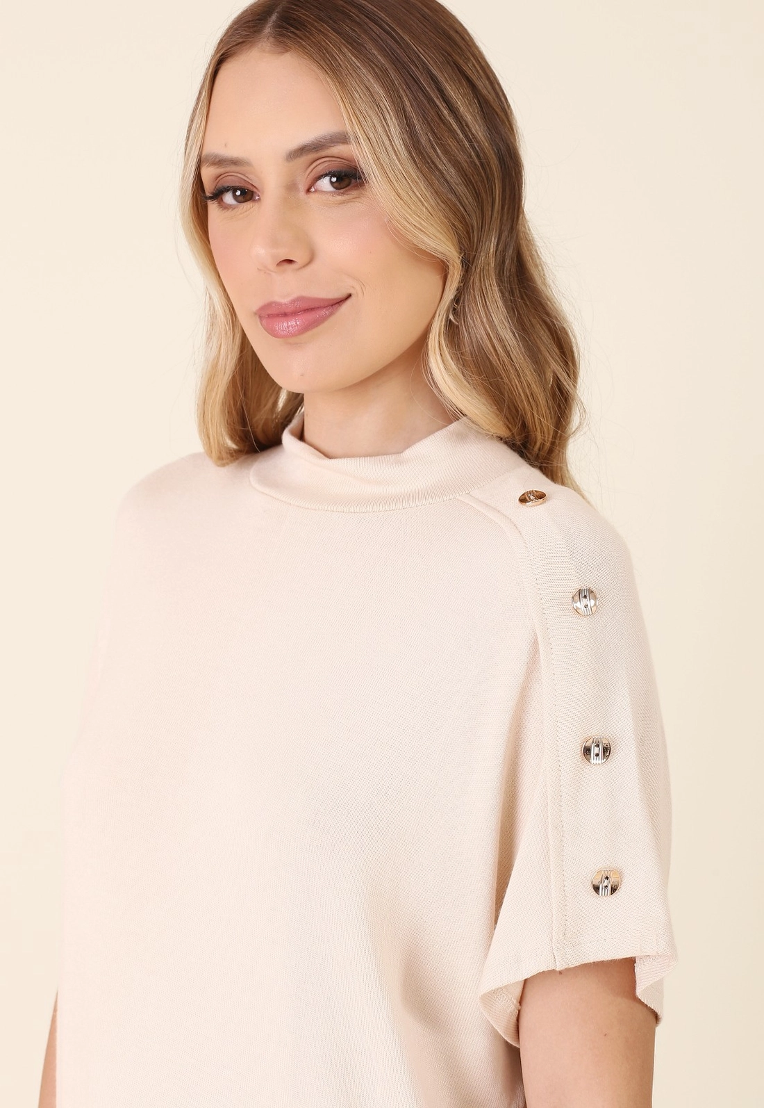 Blusa Manga Curta Em Malha Tricot Gola Alta Botões