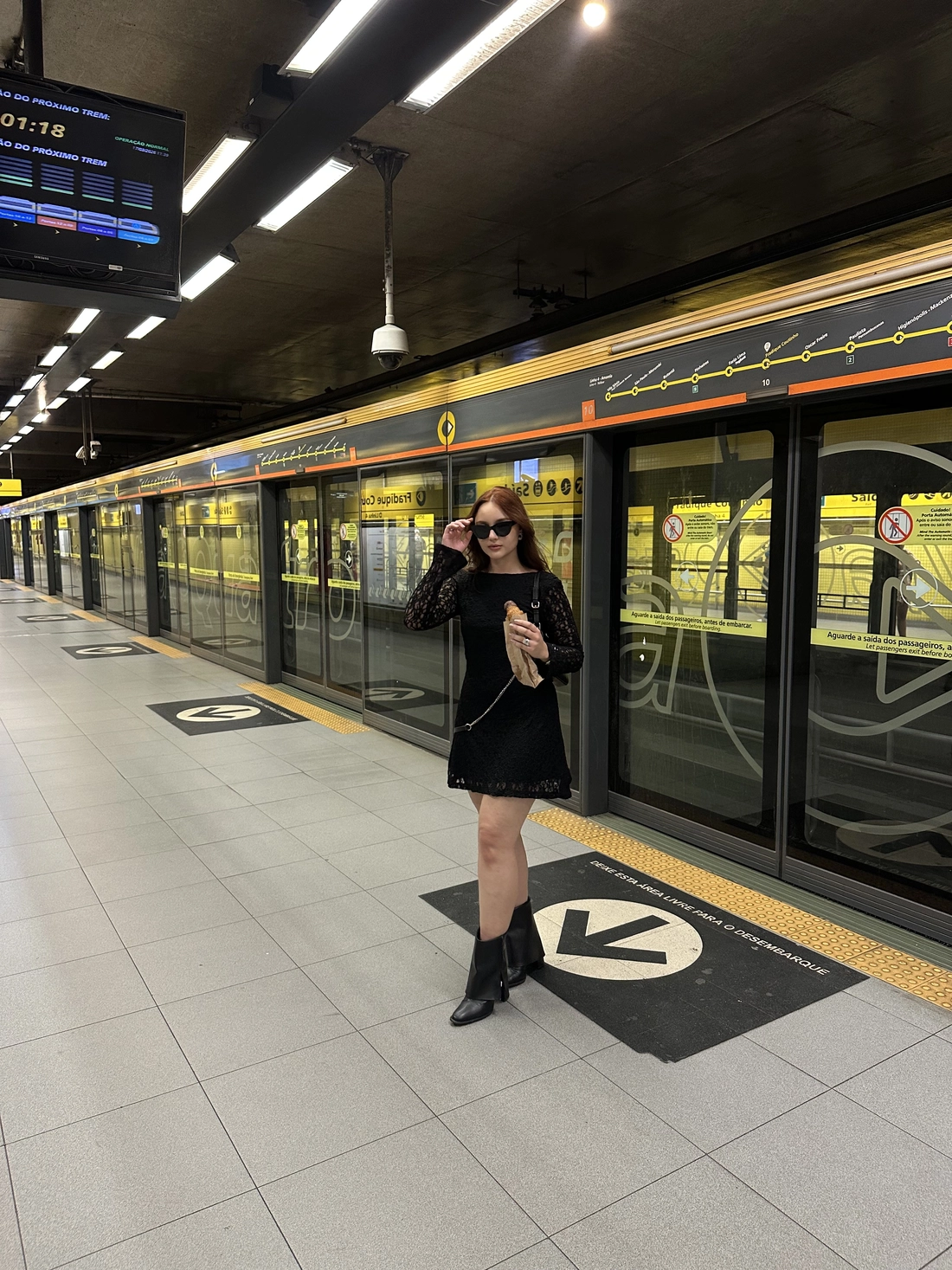 Vestido Curto Manga Longa Em Renda