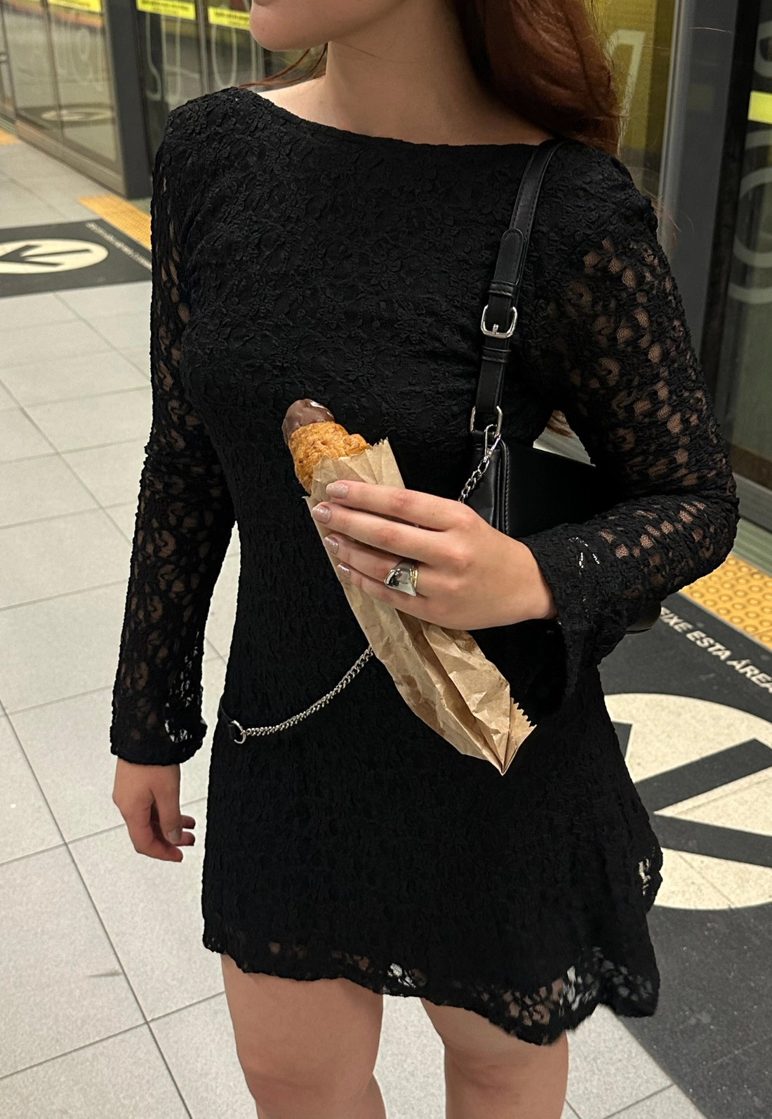 Vestido Curto Manga Longa Em Renda