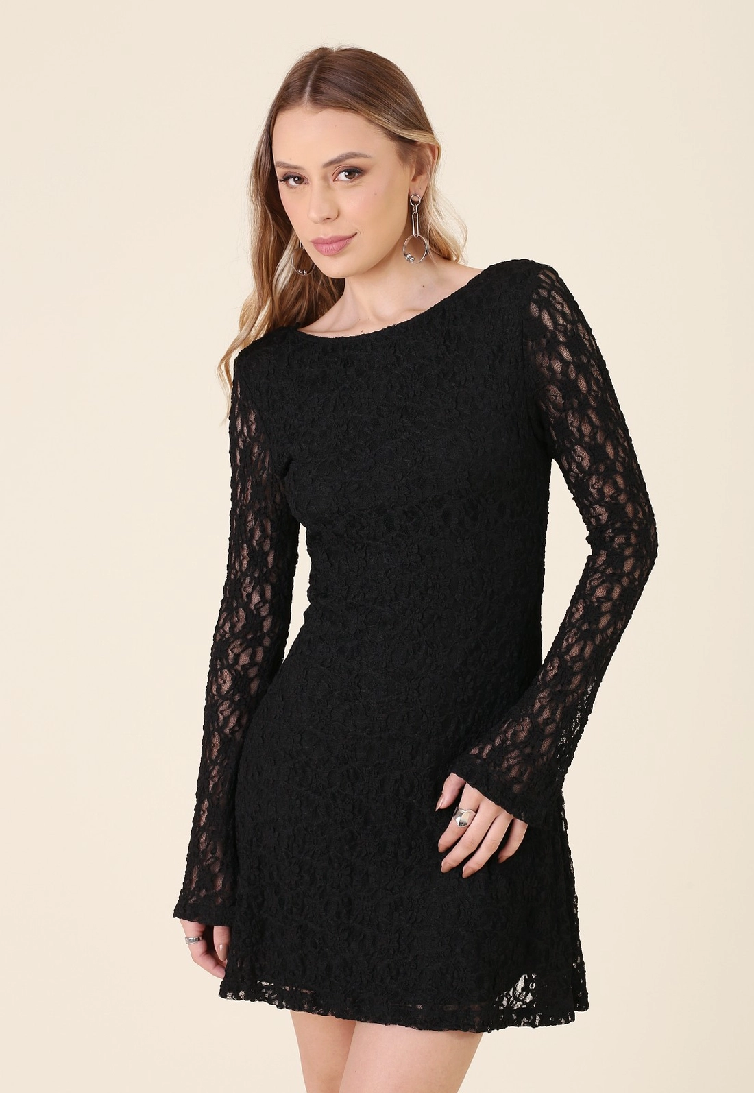 Vestido Curto Manga Longa Em Renda