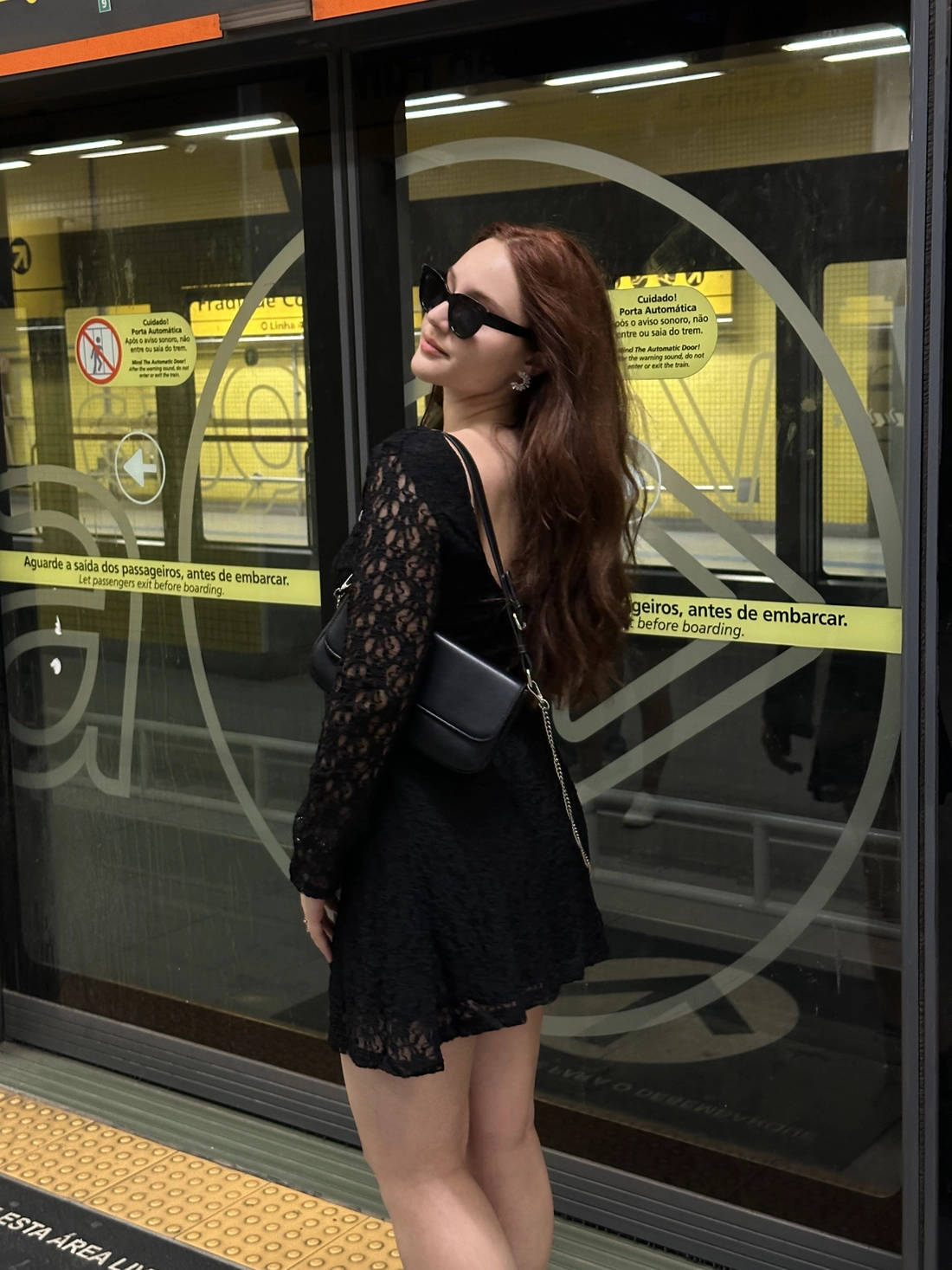 Vestido Curto Manga Longa Em Renda