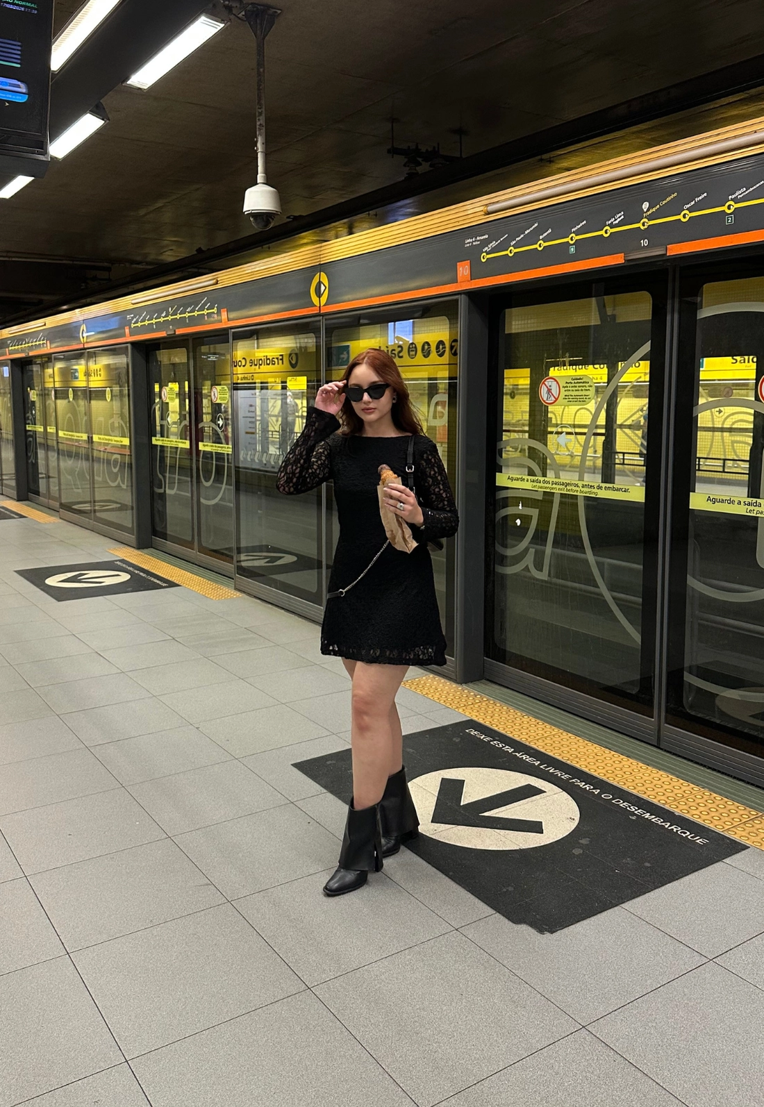 Vestido Curto Manga Longa Em Renda