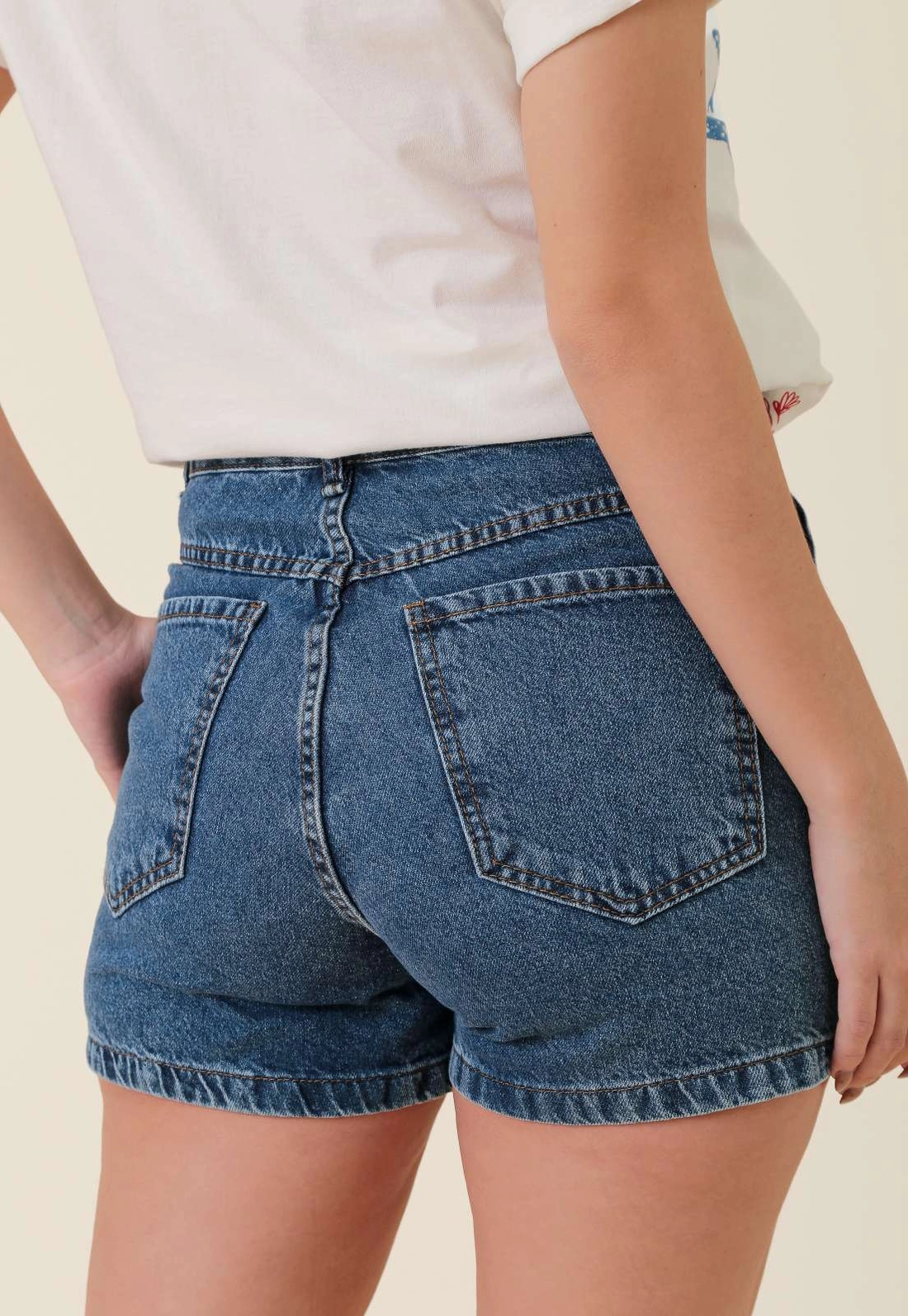 Shorts Saia Em Jeans Com Recorte E Bolso