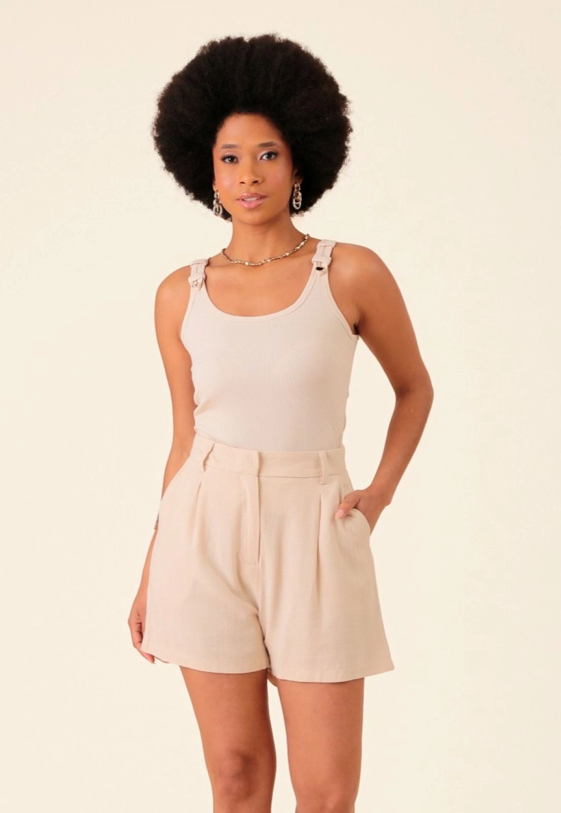 Short Em Alfaiataria Linho Com Pregas