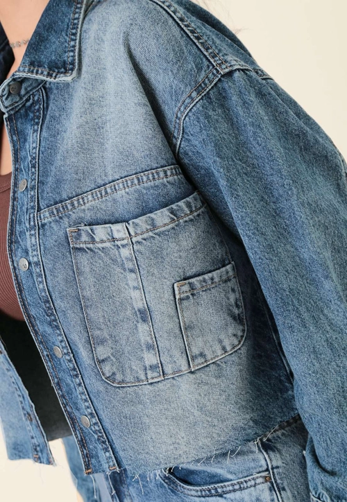 Jaqueta Jeans Com Recortes E Bolso