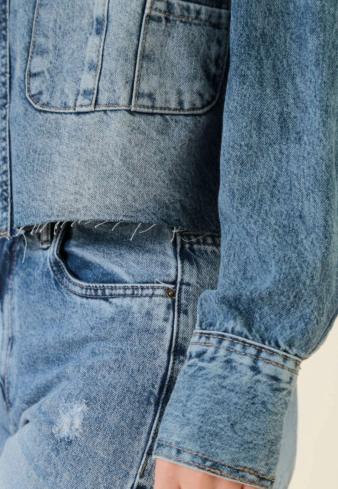 Jaqueta Jeans Com Recortes E Bolso
