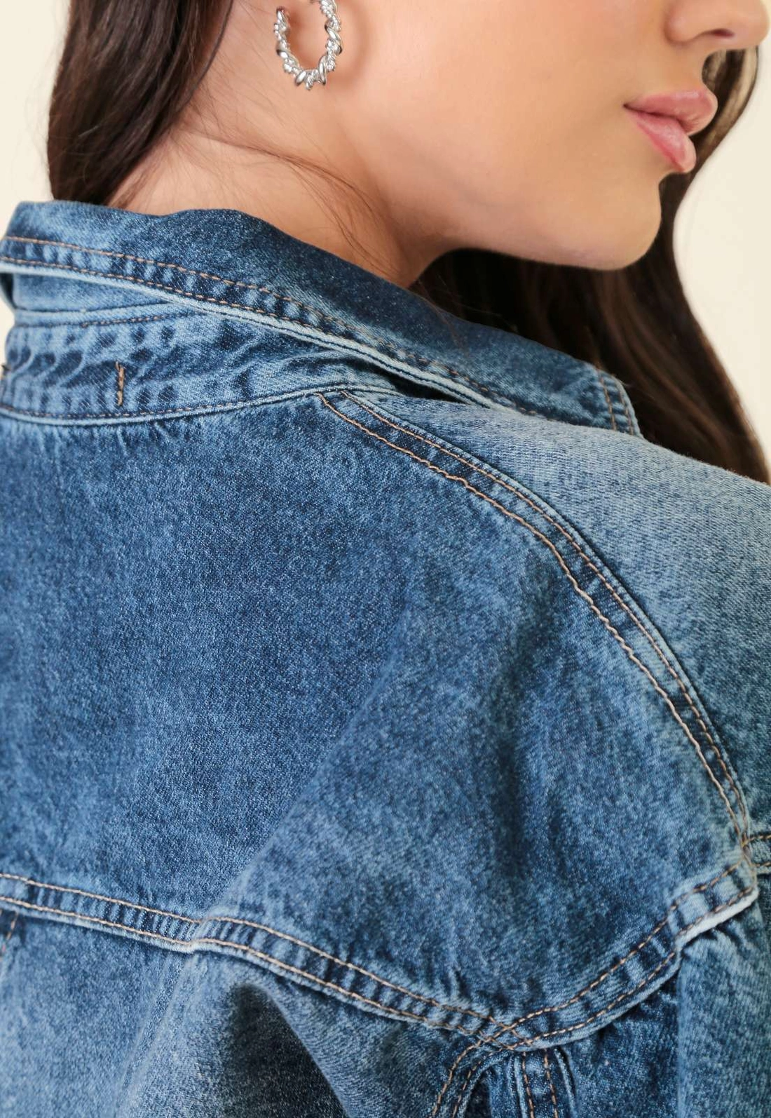 Jaqueta Jeans Com Recortes E Bolso