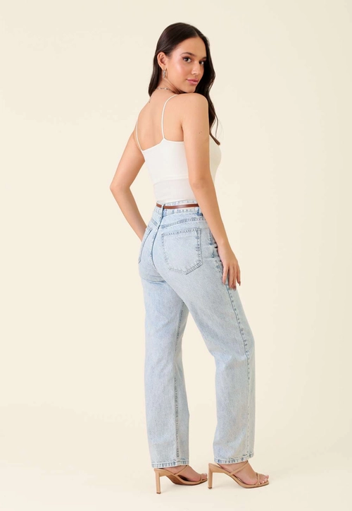 Calça Mom Jeans Com Cinto Azul Delavê