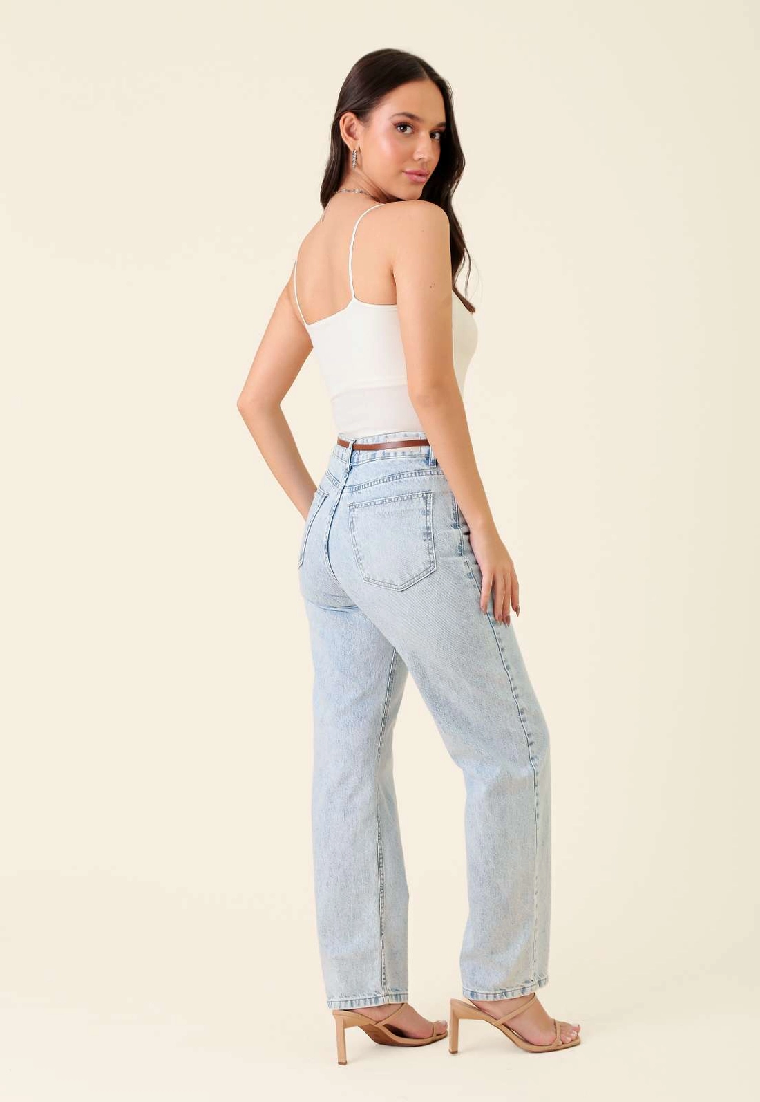 Calça Mom Jeans Com Cinto Azul Delavê