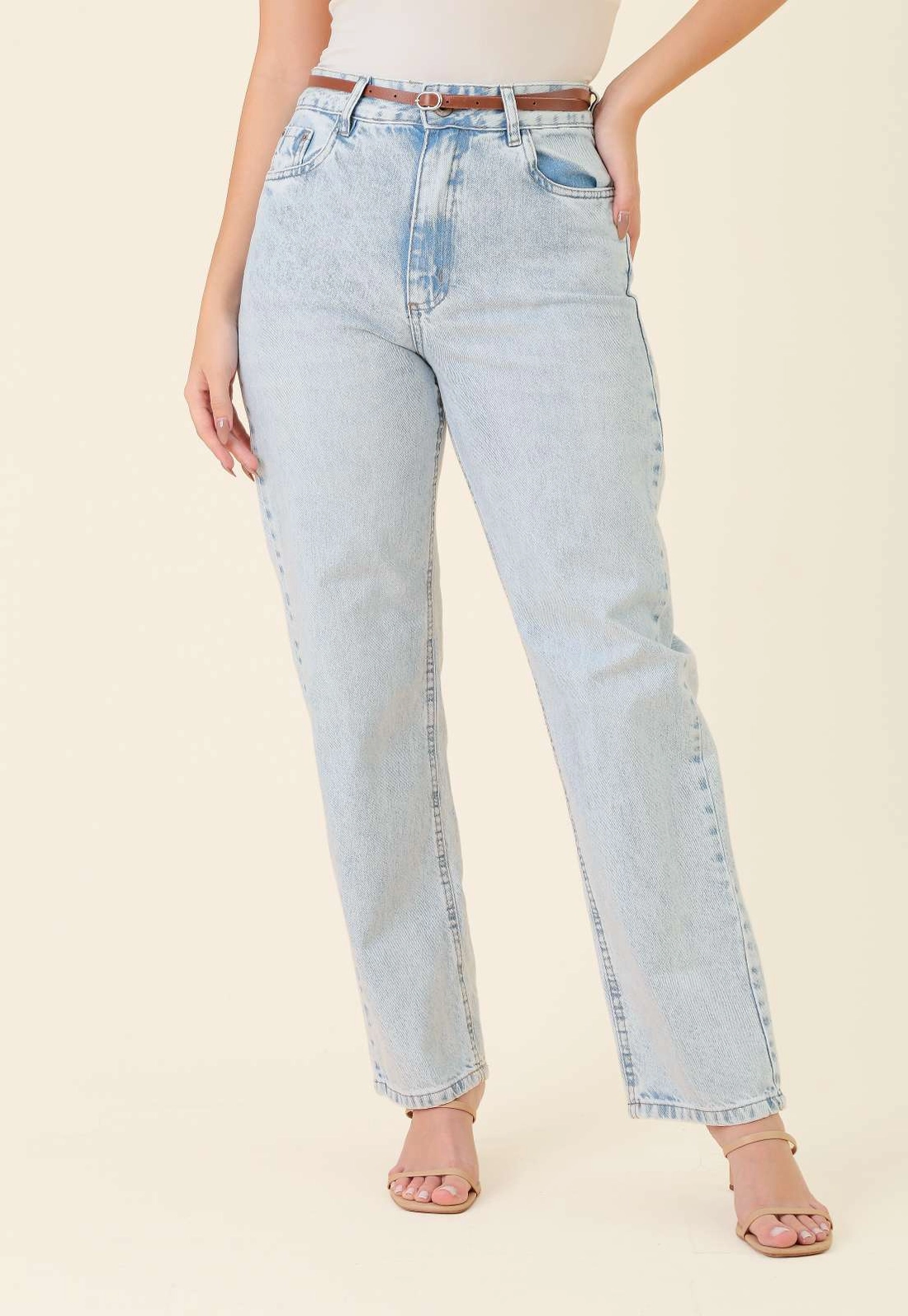 Calça Mom Jeans Com Cinto Azul Delavê