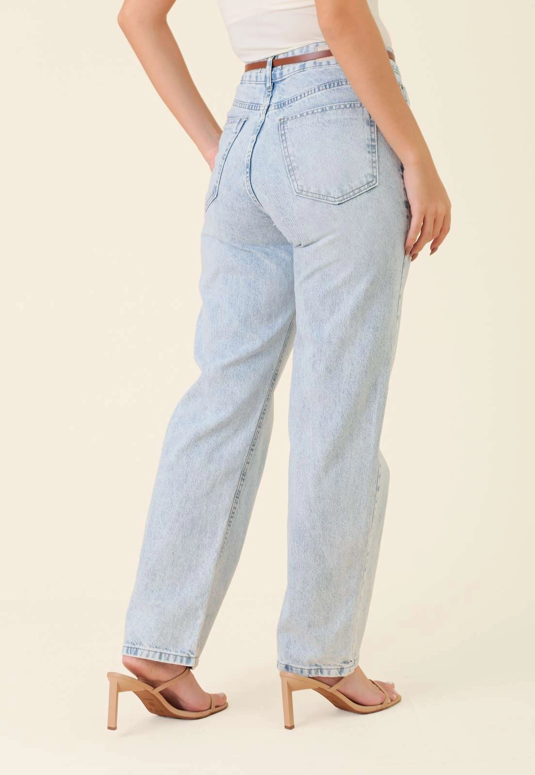 Calça Mom Jeans Com Cinto Azul Delavê