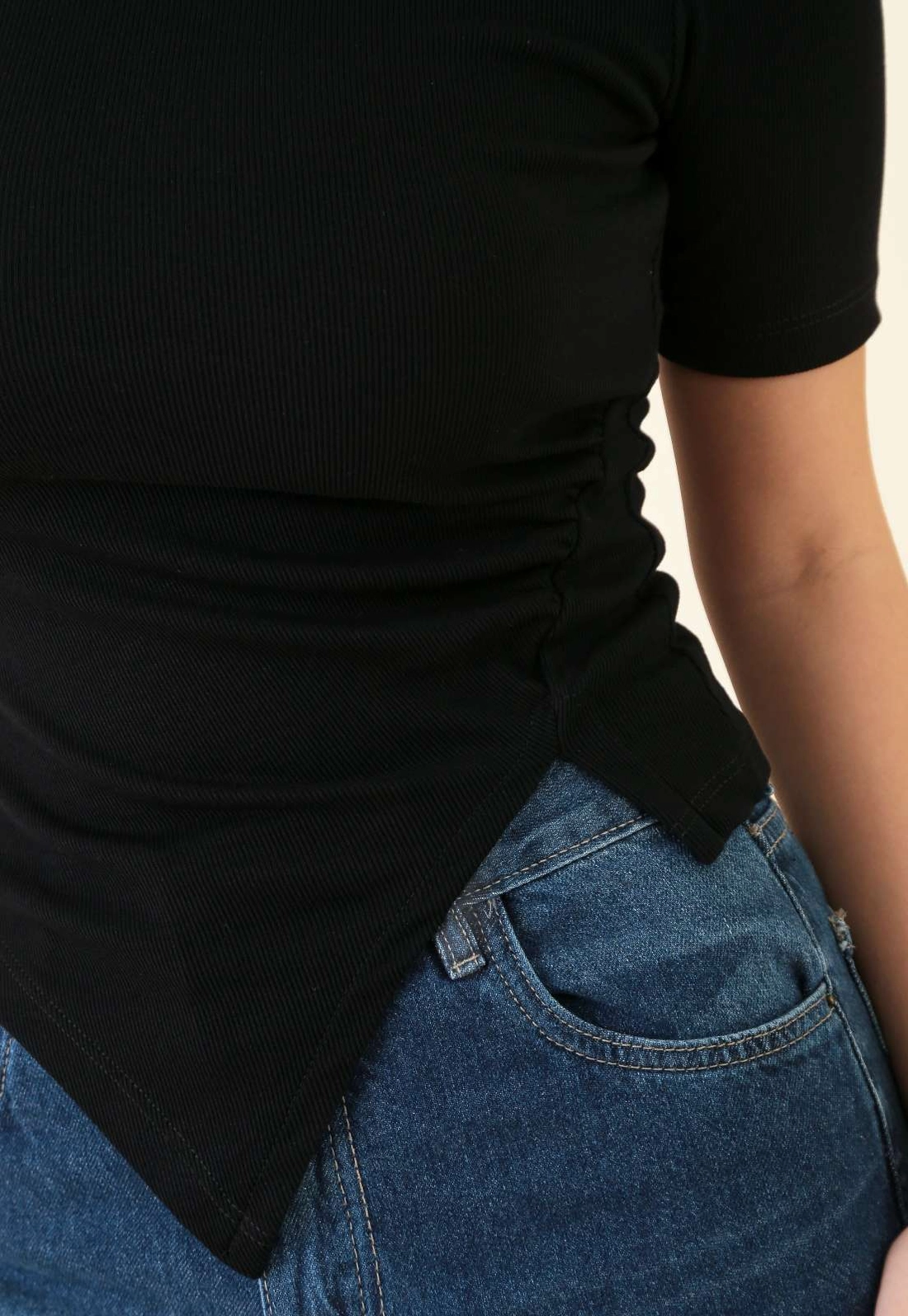 Blusa Assimétrica Em Ribana Canelada Manga Curta