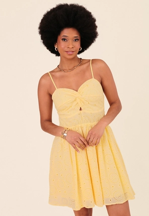 Vestido Curto Em Laise Alça Transpasse Busto