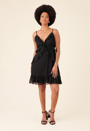 Vestido Curto Em Chiffon Alça Com Babados