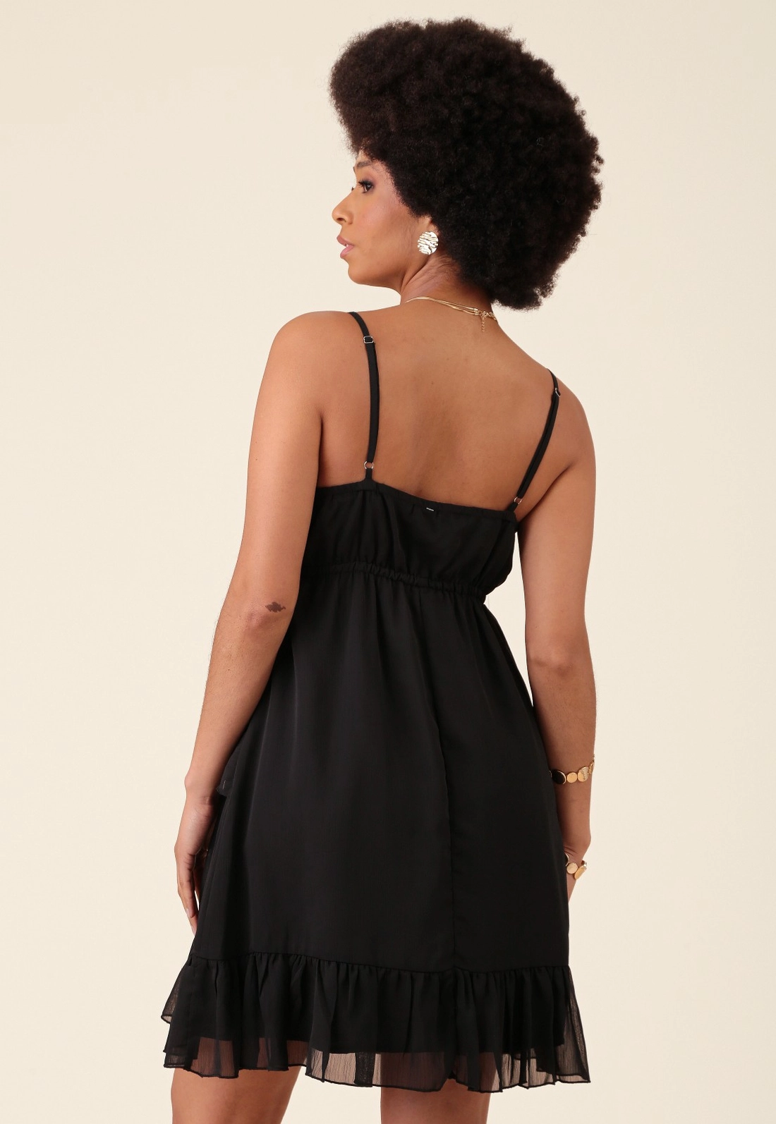 Vestido Curto Em Chiffon Alça Com Babados