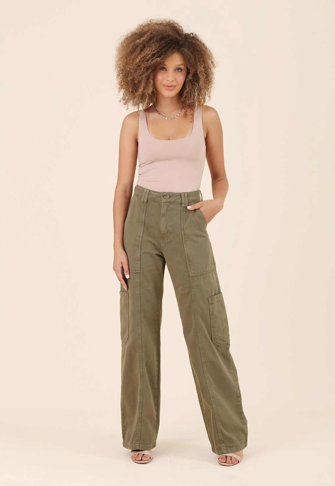 Calça Cargo Com Recortes Em Sarja Premium