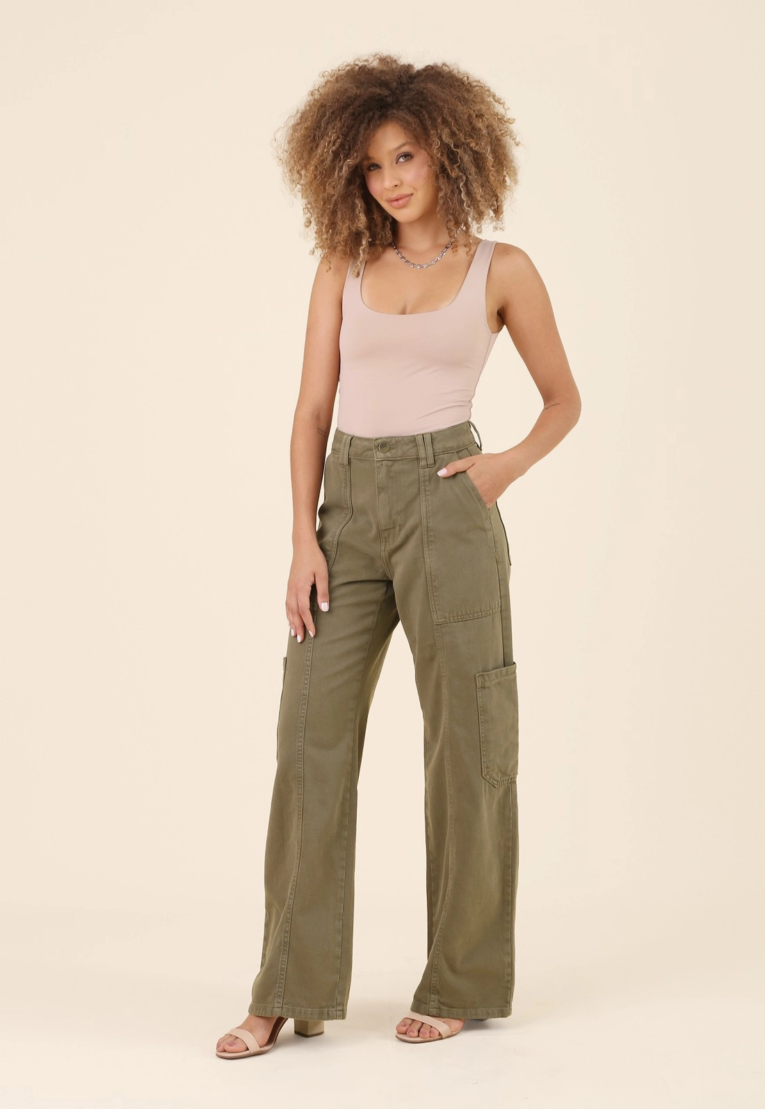Calça Cargo Com Recortes Em Sarja Premium