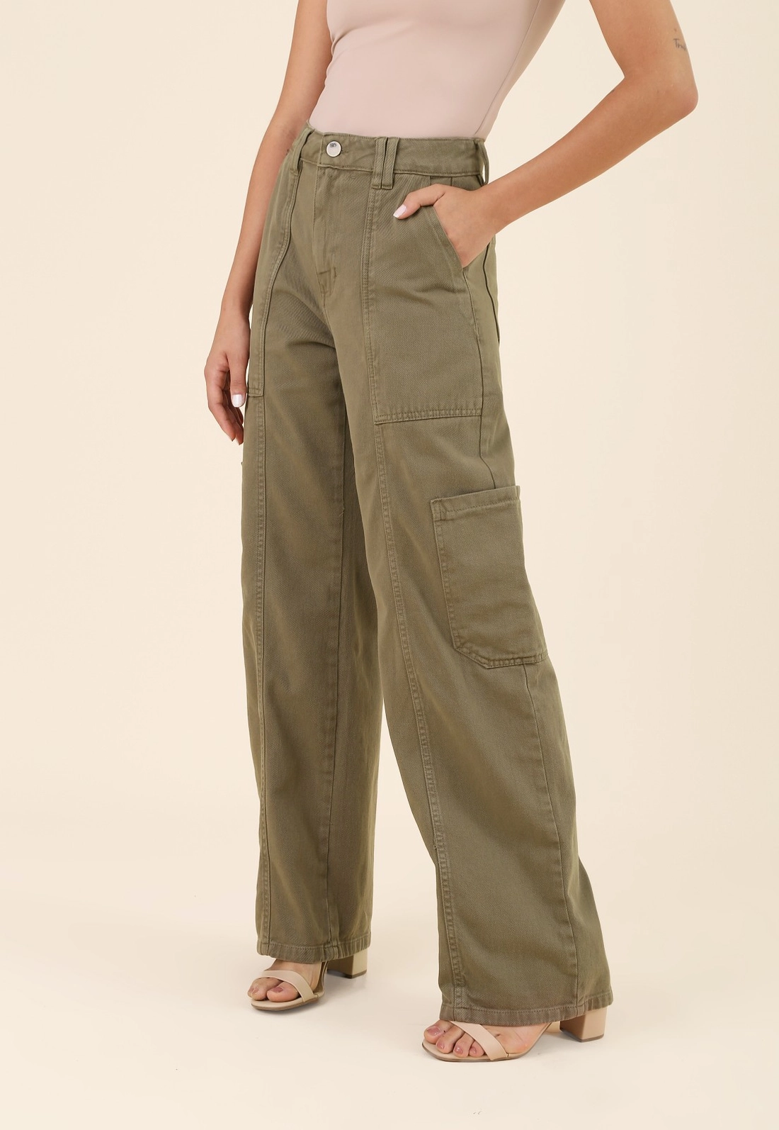 Calça Cargo Com Recortes Em Sarja Premium
