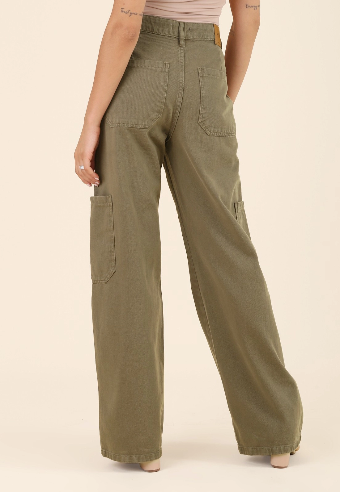 Calça Cargo Com Recortes Em Sarja Premium