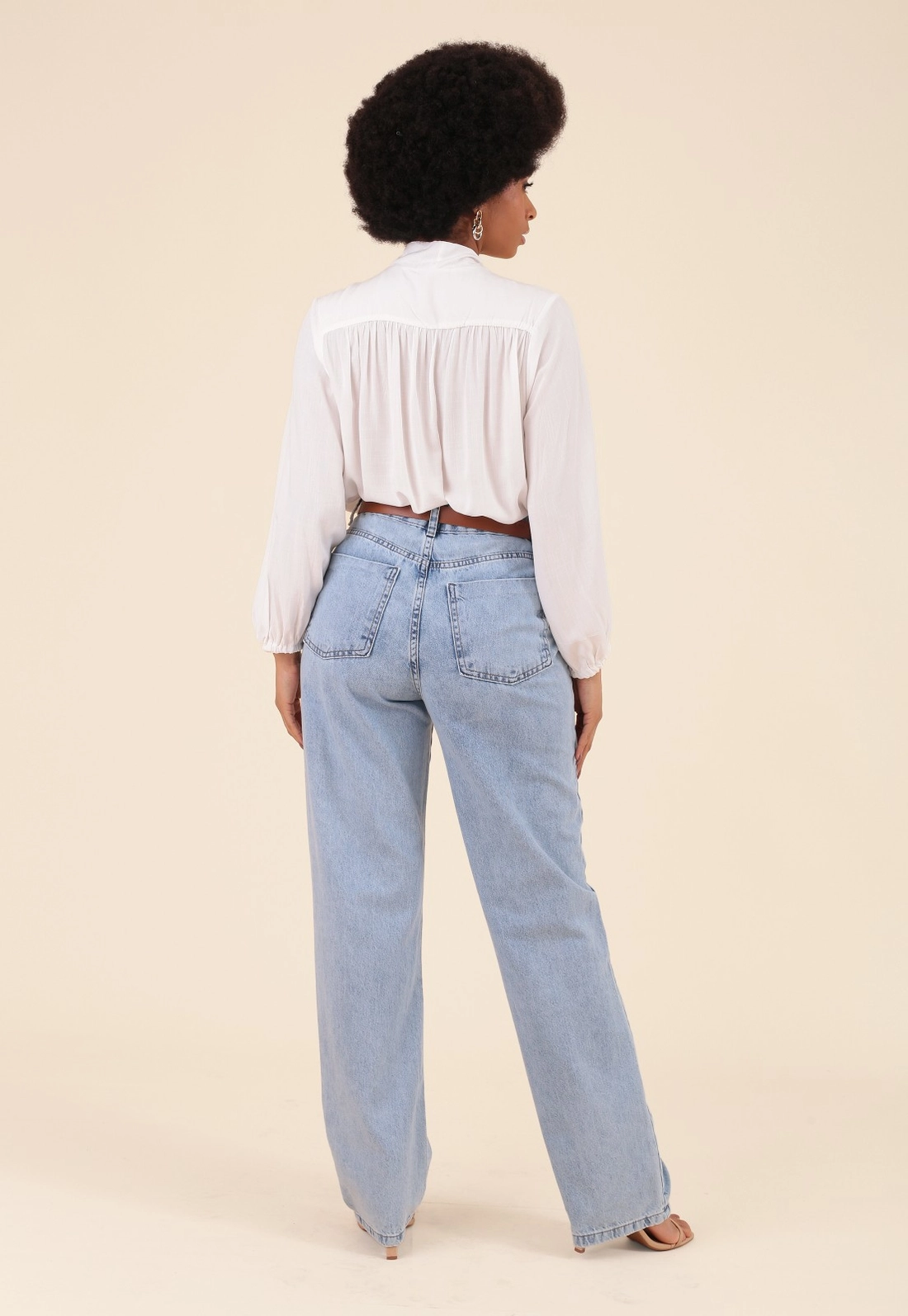 Calça Jeans Reta Azul Claro Com Cinto