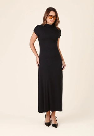 Vestido Manga Curta Gola Alta Evasê