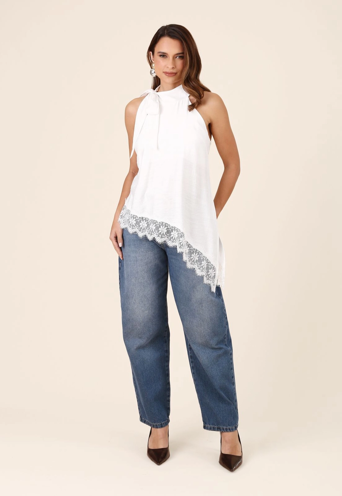 Blusa Gola Laço Com Barra Assimétrica Com Renda