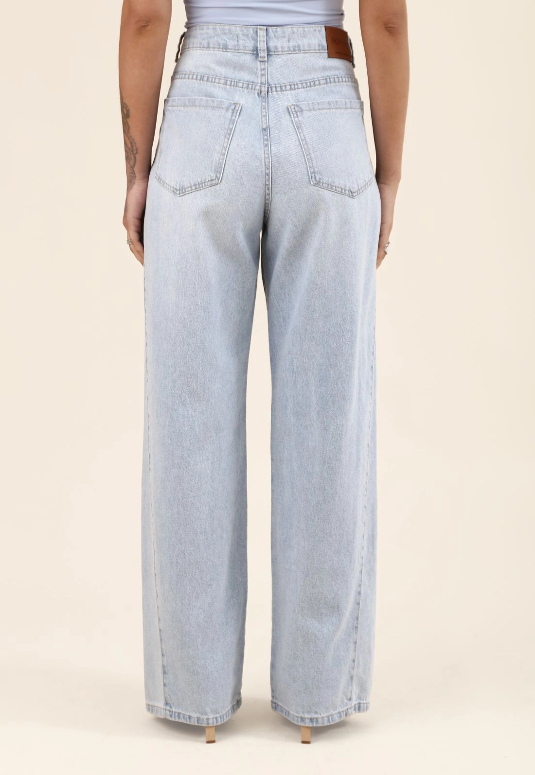 Calça Jeans Wide Leg Com Recorte Lateral