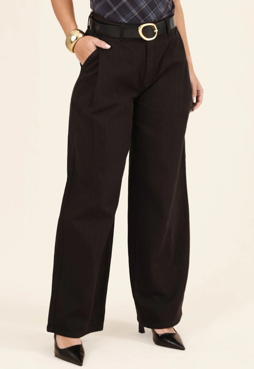 Calça Wide Leg Com Prega Frontal Em Sarja