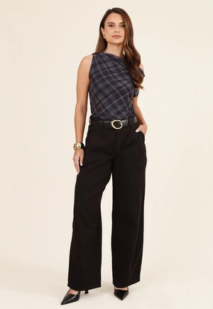 Calça Wide Leg Com Prega Frontal Em Sarja
