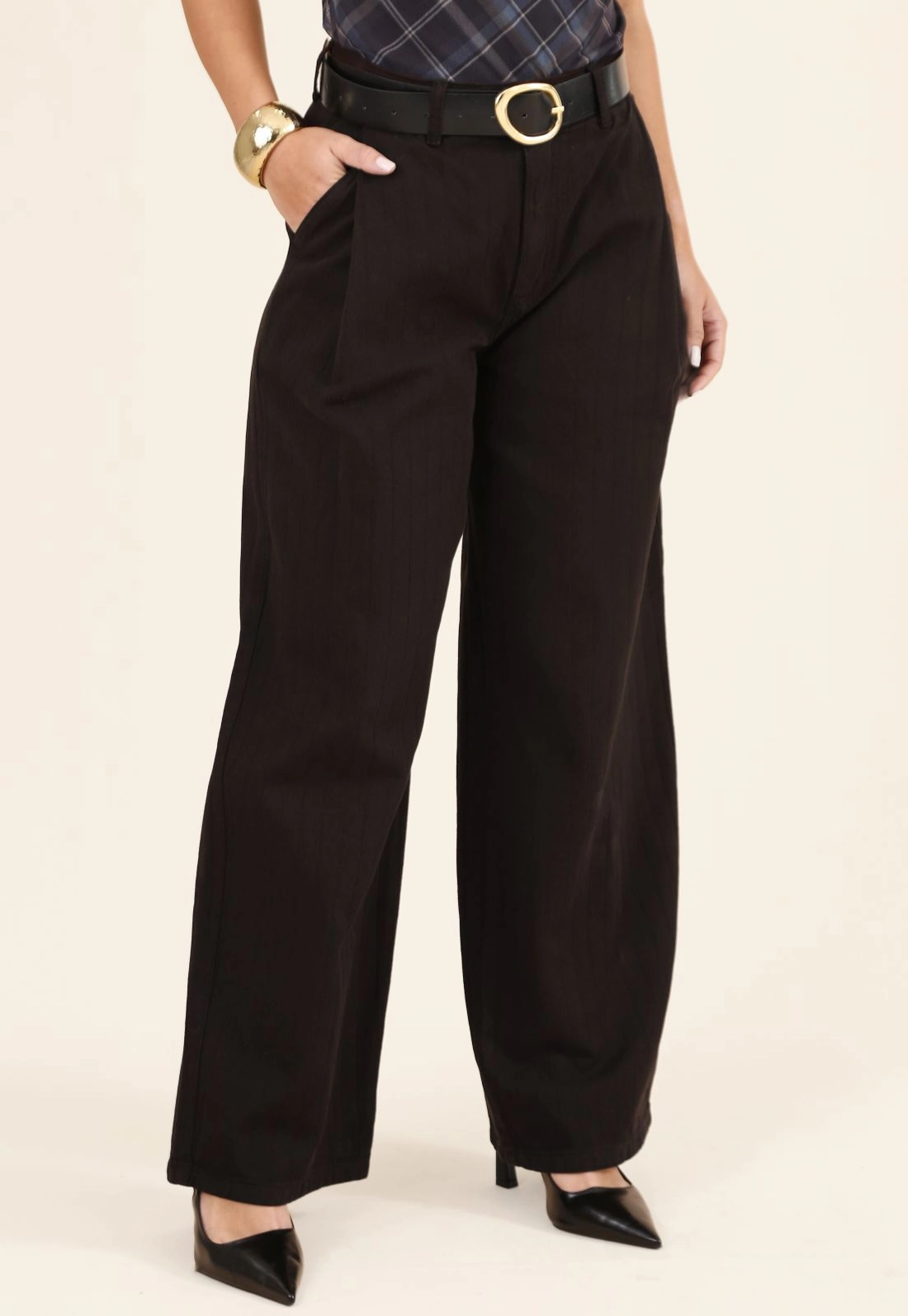 Calça Wide Leg Com Prega Frontal Em Sarja