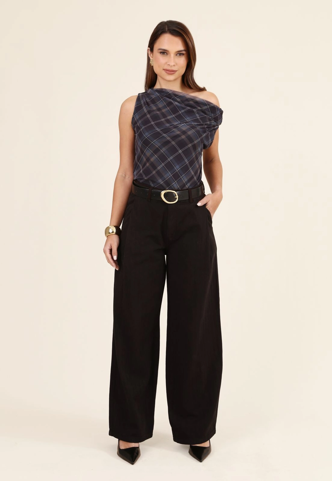 Calça Wide Leg Com Prega Frontal Em Sarja