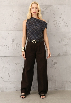 Calça Wide Leg Com Prega Frontal Em Sarja