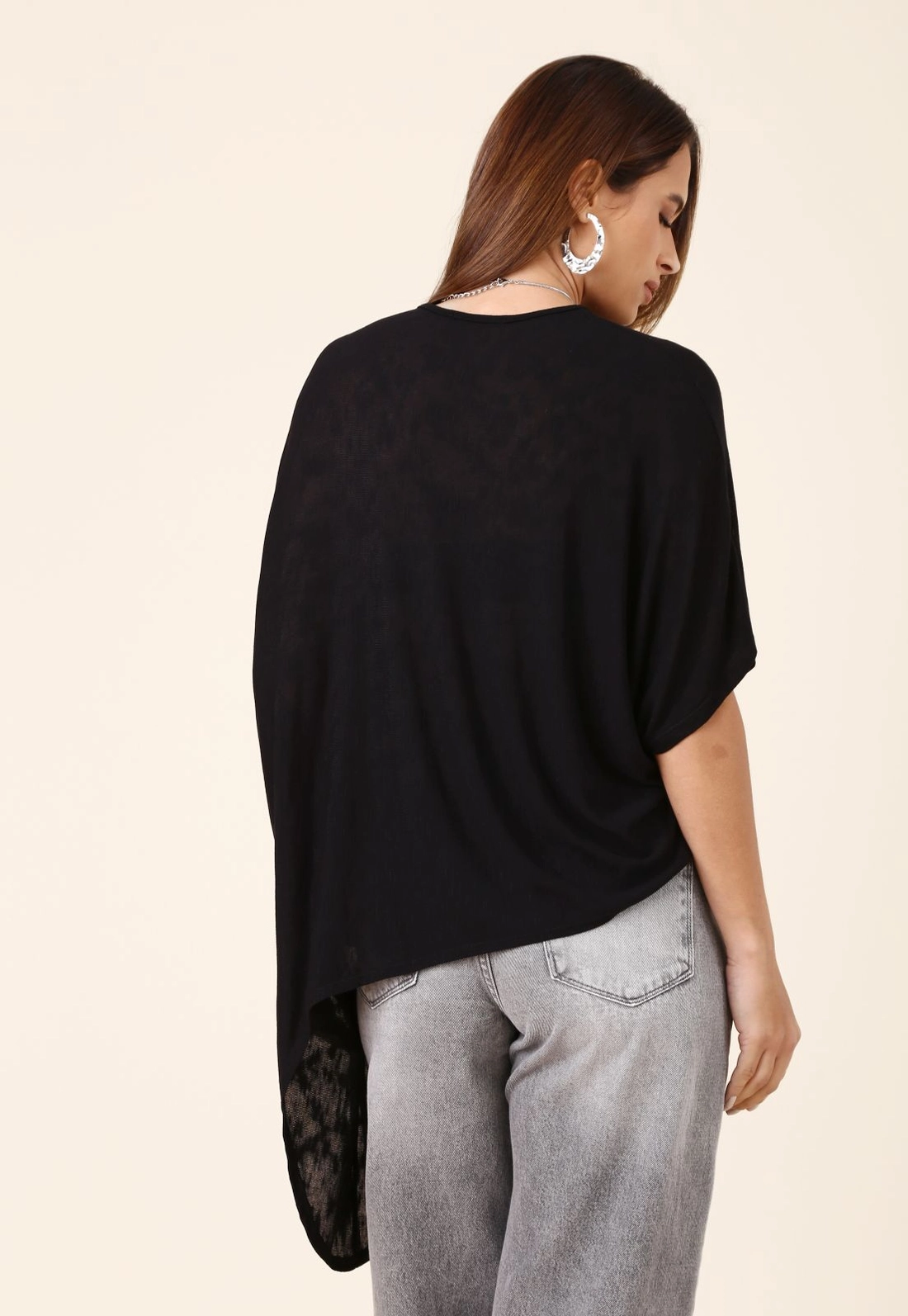 Blusa Manga Morcego Barra Assimétrica Em Malha