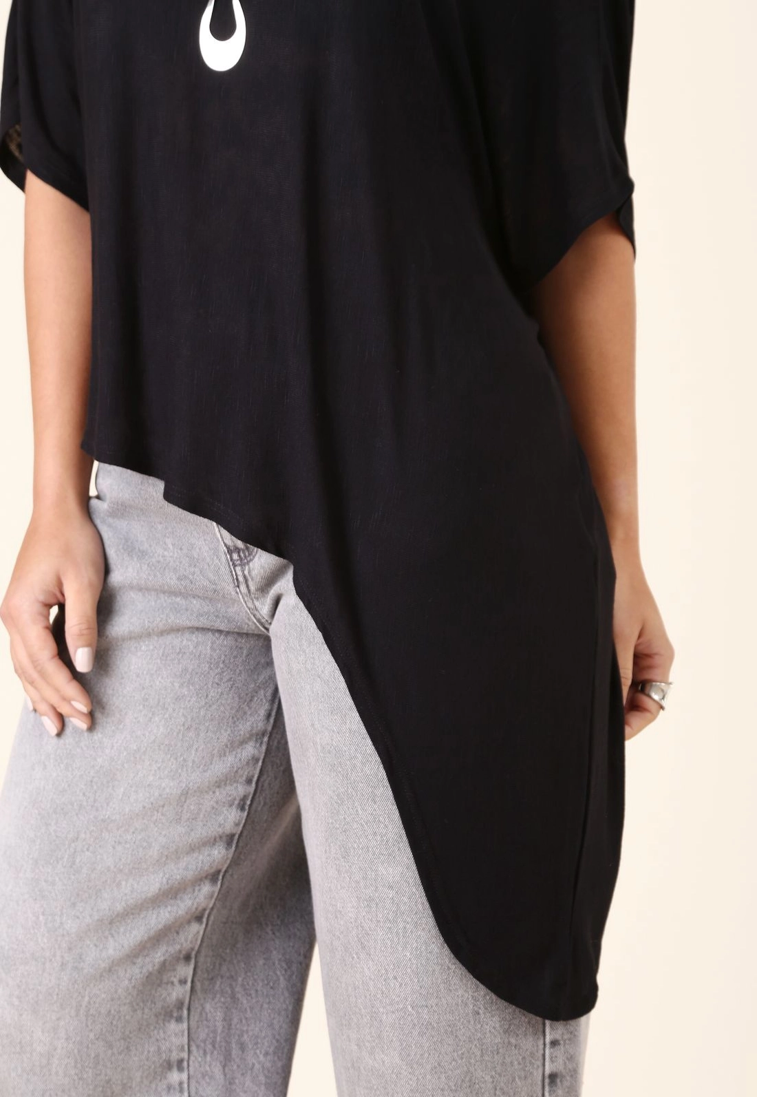 Blusa Manga Morcego Barra Assimétrica Em Malha