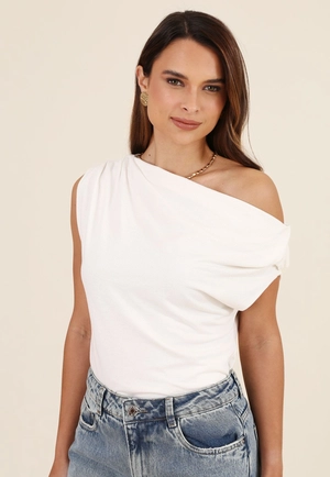 Blusa Manga Curta Com Ombro Deslocado Em Malha Piquet